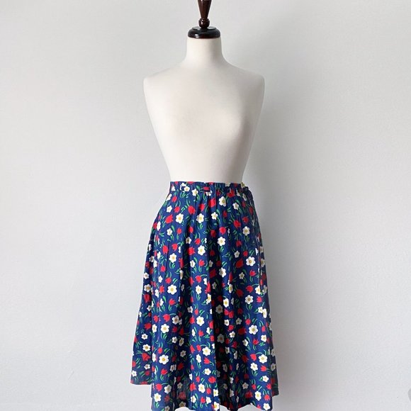 Vintage 70s Flared Midi Wrap Skirt with Sweet Floral Pattern Size S - Picture 3 of 7